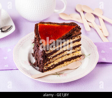 Dobos torte hongrois, gâteau au chocolat caramélisé avec top. Banque D'Images