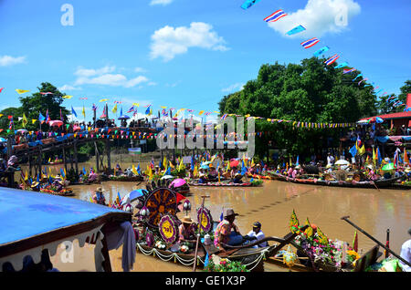 Traditionnel défilé procession cierge carême pour Asalha Puja festival et le carême bouddhique jour dans la voie d'eau par bateau à Wat Lat Chado sur Banque D'Images