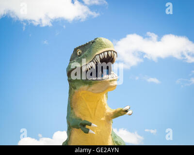 La le Plus Grand Dinosaure au Monde - un 82 pieds (46 m) de haut Tyrannosaurus rex - s'élève au-dessus de Drumheller, Alberta, Canada. Banque D'Images