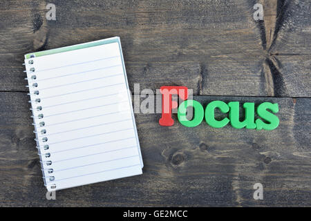L'accent word sur table en bois Banque D'Images