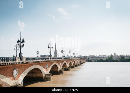 Pont sur la rivière à Bordeaux, France. Journée ensoleillée d'été. Bordeaux est une capitale de l'industrie du vin Banque D'Images