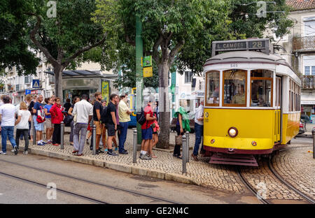 Lisbonne, Portugal - 19 septembre 2014 : personnes en attente à l'arrêt de tramway. Le Tram est le symbole de la ville. Banque D'Images