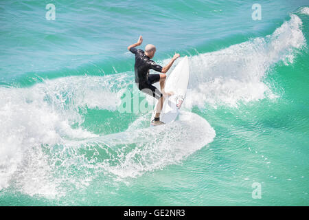 Venice Beach, Los Angeles, USA - 22 août 2015 : Surfer la vague d'équitation sur une belle journée ensoleillée. Banque D'Images