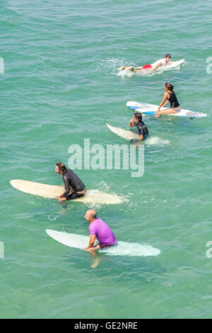 Venice, Californie, USA - 22 août 2015 : Les surfeurs en attente de vagues sur une belle journée ensoleillée. Banque D'Images