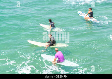 Venice, Californie, USA - 22 août 2015 : Les surfeurs en attente de vagues sur une belle journée ensoleillée. Banque D'Images