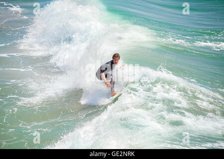 Venice Beach, Los Angeles, USA - 22 août 2015 : Surfer la vague d'équitation sur une belle journée ensoleillée. Banque D'Images