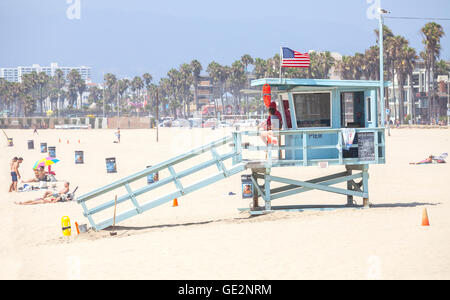 Venice, Californie, USA - 22 août 2015 : Lifeguard tower dans Venice Beach pendant la haute saison. Banque D'Images