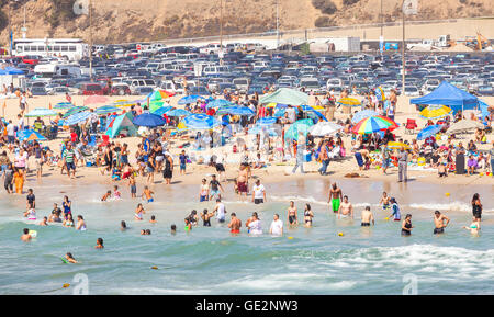 Plage plein de gens pendant la période de pointe à Santa Monica. Banque D'Images