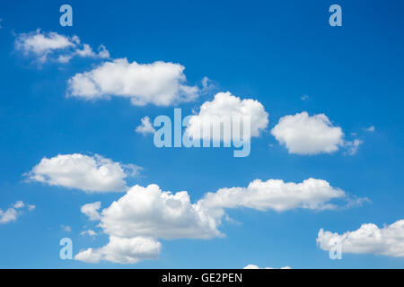 Fond de Ciel bleu avec de petits nuages Banque D'Images