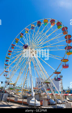 Grande roue en parc d'attractions avec fond de ciel bleu Banque D'Images