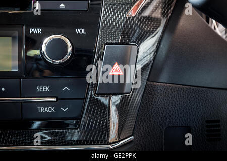 Bouton de feu d'urgence pour la voiture de l'intérieur de détails voiture moderne Banque D'Images