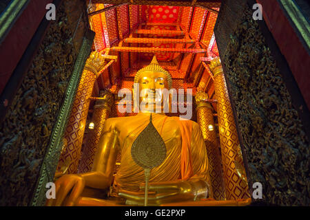 Grande statue de Bouddha en or dans le temple de Wat Phanan Choeng Worawihan temple, Ayutthaya, Thaïlande, Patrimoine Mondial Banque D'Images