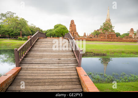 Au pont de la rivière temple Wat Mahathat avec Ayutthaya Historical Park, Thailand Banque D'Images