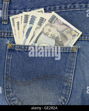 Yen japonais en jeans pocket, 1 000 yens, 10 000 yens Banque D'Images