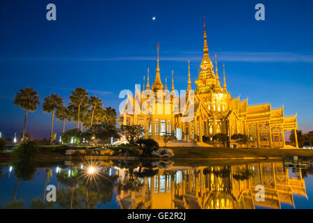 La belle golden temple bouddhiste dans la nuit à Nakhon Ratchasima Thailande Banque D'Images