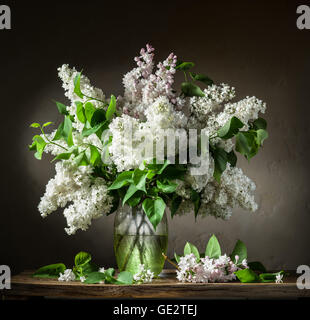 Bouquet de lilas sur la table en bois. Banque D'Images