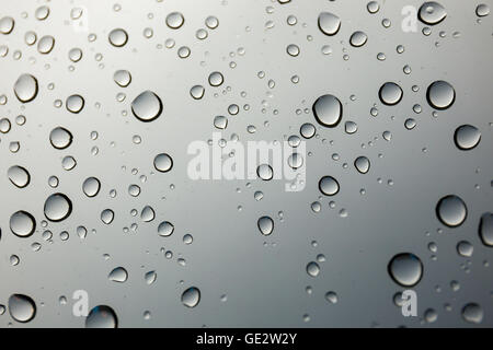 Goutte d'eau Gros plan sur fond miroir en verre. Banque D'Images