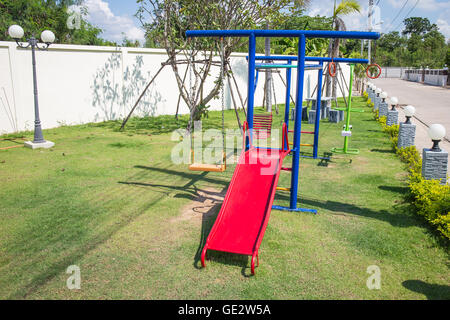 Aire de jeux pour enfants colorés dans village Banque D'Images