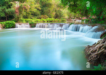 Belle cascade dans la forêt à Sao Noi Namtok Chet Saraburi Thaïlande Banque D'Images