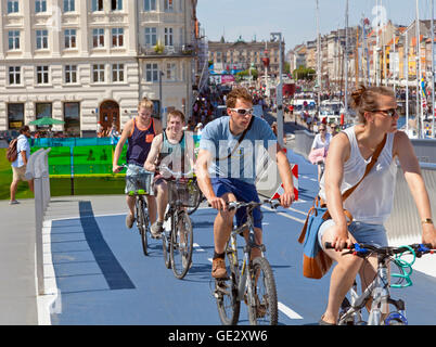 Les cyclistes ou cyclistes sur le nouveau pont pour piétons et cyclistes, Inderhavnsbroen Inner Harbour Bridge, reliant et Nyhavn à Copenhague Christianshavn Banque D'Images