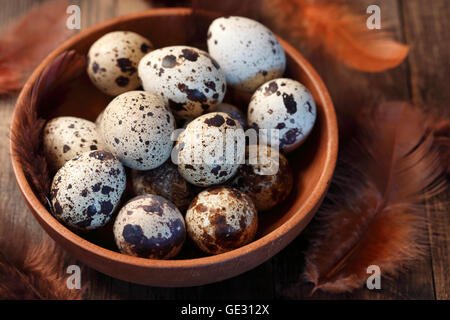 Des oeufs de cailles dans bol en bois Banque D'Images