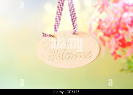 Country style panneau de bienvenue avec des fleurs de printemps Banque D'Images