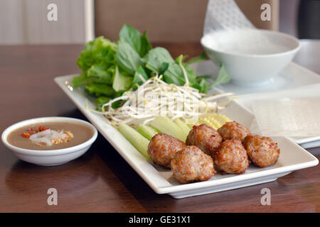 Nham nueng (nom local) meatball et légumes vietnamiens wrap Banque D'Images