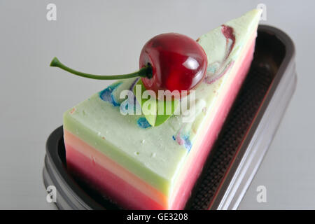 Savon fantaisie en forme de gâteau avec cherry et l'espace vierge Banque D'Images