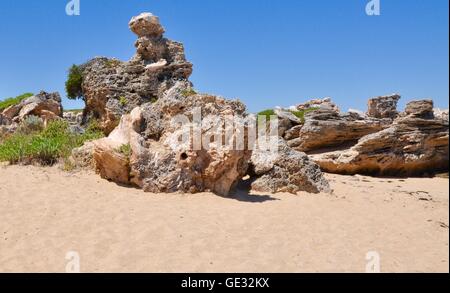 Des formations de roche calcaire unique dans les dunes de sable au point Peron sous un ciel bleu clair à Rockingham, en Australie occidentale. Banque D'Images