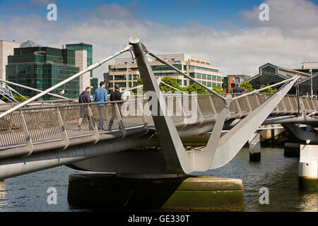 L'Irlande, Dublin, les personnes qui traversent 2005 Sean O'Casey passerelle piétonne sur Liffey Banque D'Images