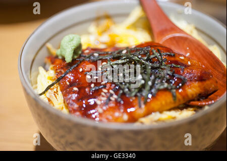 Nouilles ramen japonais traditionnel avec unagi anguille en haut Banque D'Images