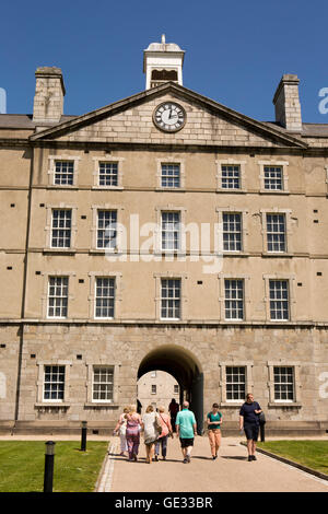 L'Irlande, Dublin, Benburb Street, les visiteurs entrant Musée National des Arts décoratifs et de l'histoire en 1704 Collins Barracks Banque D'Images