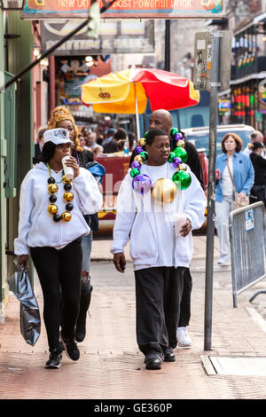 Les gens qui portent des costumes amusants célébrant célèbre carnaval Mardi Gras dans les rues de quartier français. Banque D'Images