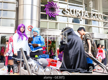 Fans en costumes en attente de l'ouverture de la bande dessinée 2014 Fiesta à Kuala Lumpur Convention Centre. Banque D'Images