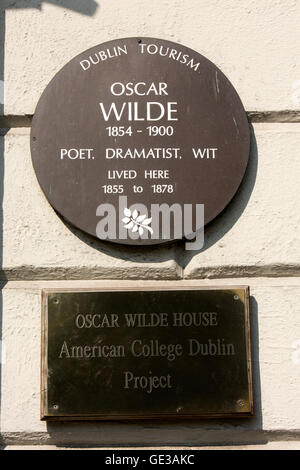 L'Irlande, Dublin, Merrion Square North, plaque sur la maison d'enfance d'Oscar Wilde, maintenant American College de Dublin Banque D'Images