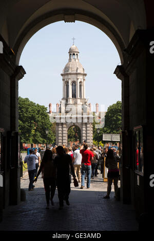 L'Irlande, Dublin, Trinity College 1853 clocher Campanile de Regent House consiergerie arch Banque D'Images