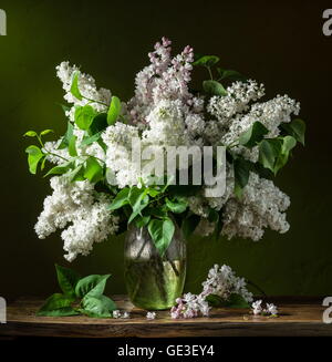 Bouquet de lilas sur la table en bois. Banque D'Images