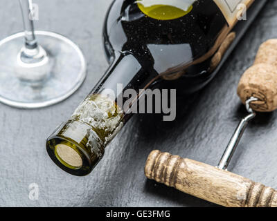 Bouteille de vin verre à vin, tire-bouchon et sur le conseil de graphite. Banque D'Images