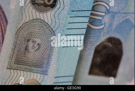 Faux billets en euros sont présentés à la banque centrale allemande dans la région de Frankfurt am Main, Allemagne, 18 juillet 2016. Dans ce cas, un contrefacteur, réussi à faire circuler un mal faits 20-billet d'euro (R). Photo : BORIS ROESSLER/dpa Banque D'Images