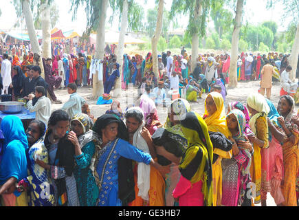 Un grand nombre de femmes en proie à la pauvreté BISP bénéficiaires dans une longue file d'attente pour leur tour pour retirer de l'argent à BISP Centre à Larkana le vendredi, Juillet 22, 2016. Banque D'Images