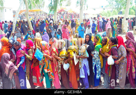 Un grand nombre de femmes en proie à la pauvreté BISP bénéficiaires dans une longue file d'attente pour leur tour pour retirer de l'argent à BISP Centre à Larkana le vendredi, Juillet 22, 2016. Banque D'Images