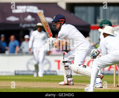 Le terrain de cricket Old Trafford, Manchester, Royaume-Uni. 22 juillet, 2016. 2ème Test Cricket International Investec Angleterre/Pakistan. Le capitaine batteur Angleterre Alastair Cook joue un shot pour le hors-jeu. Credit : Action Plus Sport/Alamy Live News Banque D'Images