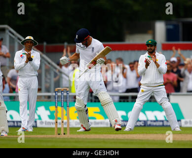 Le terrain de cricket Old Trafford, Manchester, Royaume-Uni. 22 juillet, 2016. 2e international de cricket Test Angleterre v Investec au Pakistan. Le capitaine batteur Angleterre Alastair Cook célèbre atteindre son siècle au cours de la session de l'après-midi. Credit : Action Plus Sport/Alamy Live News Banque D'Images