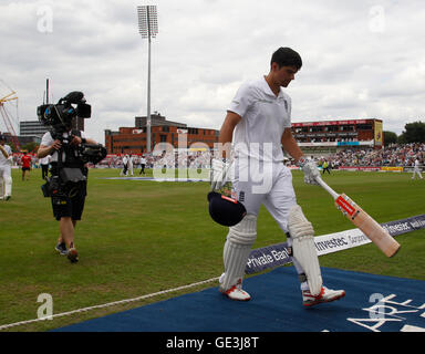 Le terrain de cricket Old Trafford, Manchester, Royaume-Uni. 22 juillet, 2016. 2ème Test Cricket International Investec Angleterre/Pakistan. Le capitaine batteur Angleterre Alastair Cook quitte le champ après avoir été bouleversés par Mohammad Amir pour 105 plateau immédiatement avant le premier jour. Credit : Action Plus Sport/Alamy Live News Banque D'Images