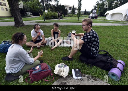 Uherske Hradiste, République tchèque. 22 juillet, 2016. Le plus grand événement cinématographique non concurrentiel de l'été Film School (EPA) en République tchèque, organisée par l'Association des ciné-clubs, aura lieu à Uherske Hradiste jusqu'au 30 juillet. Cette année, le festival se concentrera sur la cinématographie des Philippines et les films américains indépendants. Jusqu'à présent, plus de 3 000 visiteurs se sont inscrits pour le festival, le 22 juillet 2016. © Dalibor Gluck/CTK Photo/Alamy Live News Banque D'Images