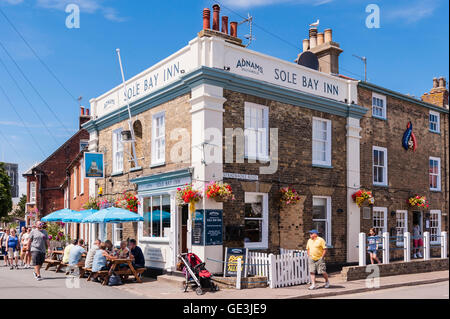 Southwold , Suffolk , Royaume-Uni. 22 juillet 2016. Les gens assis à l'extérieur de la seule Bay Inn Adnams pub sur un été chaud après-midi, à Southwold, Suffolk , Angleterre , Royaume-Uni. Tim Oram/Alamy Live News Banque D'Images