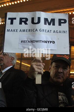 NEW YORK, NY - 14 avril : partisan d'atout face de l'hôtel Grand Hyatt où l'Assemblée l'État de New York Comité républicain Collecte de fonds s'est tenue à New York, New York le 14 avril 2016. Crédit photo : Rainmaker Photo/MediaPunch Banque D'Images