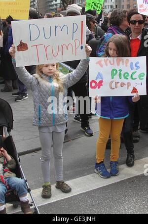 NEW YORK, NY - MARS 19 Anti-Trump protestataires lors d'un rassemblement contre l'atout de Donald organisé par antifascistes cosmopolite qui s'est tenue à Columbus Circle, en face de l'hôtel Trump International à New York, New York, New York le 19 mars 2016. Crédit photo : Rainmaker Photo/MediaPunch Banque D'Images