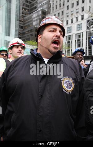 NEW YORK, NY - 28 avril : Les membres de syndicats du bâtiment (métiers du bâtiment) organiser une manifestation devant l'Macklowe Properties à 767 Cinquième Avenue building d'exprimer leur opposition à l'utilisation de non-union européenne et potentiellement non qualifiée dans la construction de 1 Wall Street à New York, New York le 28 avril 2016. Crédit photo : Rainmaker Photo/MediaPunch Banque D'Images