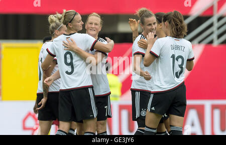 Paderborn, Allemagne. 22 juillet, 2016. L'Allemagne Alexandra Popp (2l), Anja Mittag (l) et Melanie Behringer (c) célèbre le 3:0 objectif durant l'International Women's match de football entre l'Allemagne et le Ghana à Paderborn, Allemagne, 22 juillet 2016. PHOTO : GUIDO KIRCHNER/dpa/Alamy Live News Banque D'Images